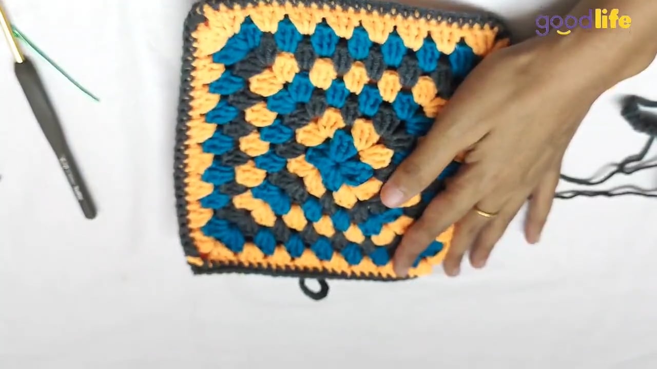 How to join Granny Squares to Crochet a Bag