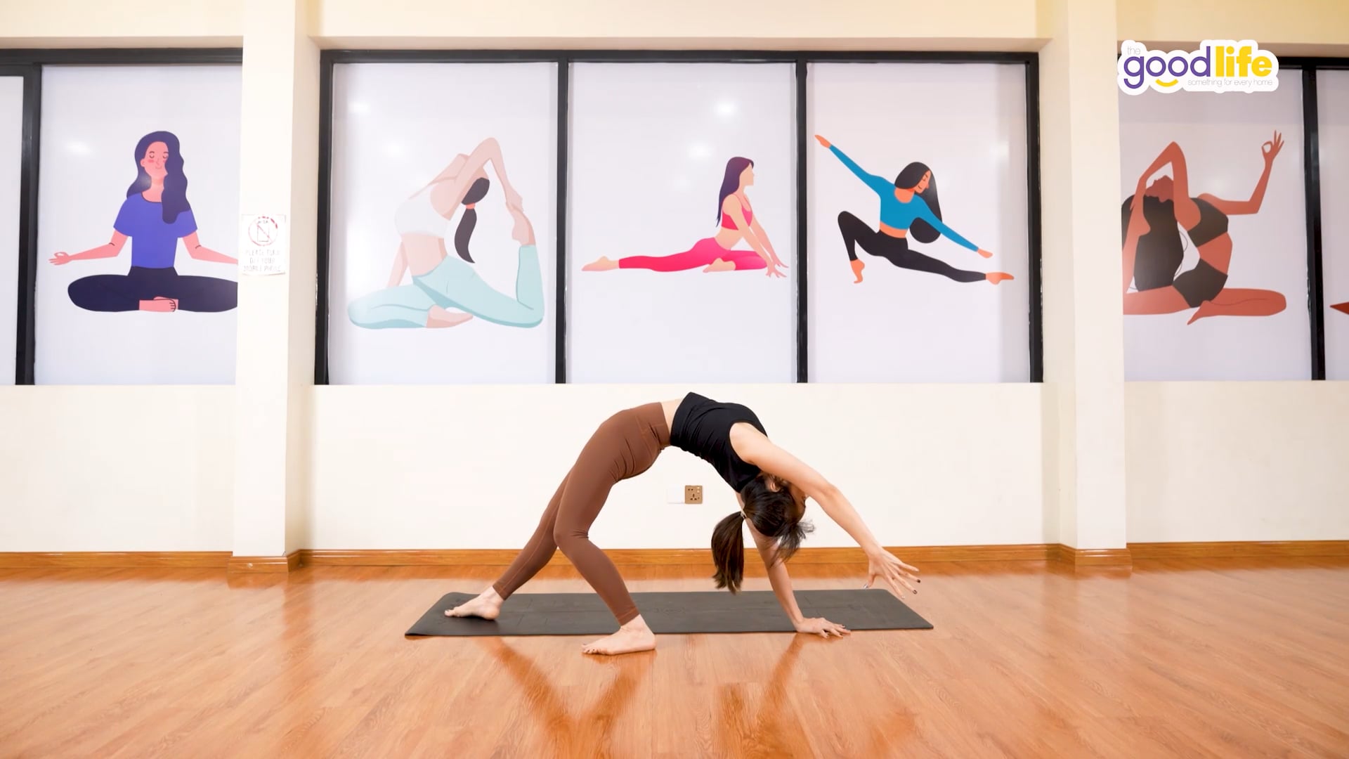 ကျောနောက်ကွေးပြီး ရင်ဘတ်ဖွင့်ကာ လေ့ကျင့်ရတဲ့ ယောဂ